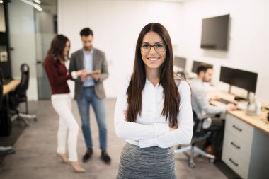 Office arka planda konuşurken diğer iş adamları ise poz işkadını