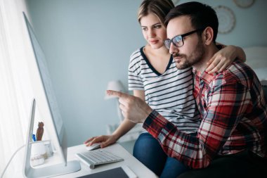 Genç çekici grafik tasarımcıları proje üzerinde birlikte çalışma