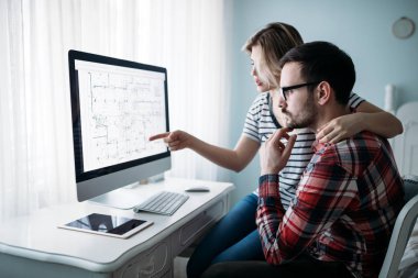 Genç çekici grafik tasarımcıları proje üzerinde birlikte çalışma