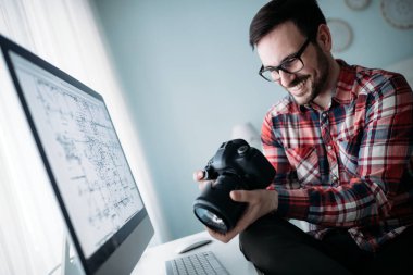 Evde projede çalışan genç çekici Tasarımcısı