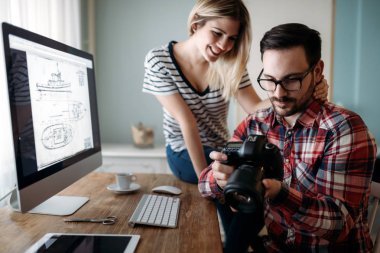 Genç çekici grafik tasarımcıları proje üzerinde birlikte çalışma