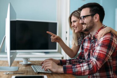 Genç çekici grafik tasarımcıları proje üzerinde birlikte çalışma