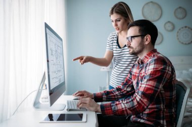 Genç çekici grafik tasarımcıları proje üzerinde birlikte çalışma