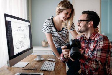 Genç çekici grafik tasarımcıları proje üzerinde birlikte çalışma