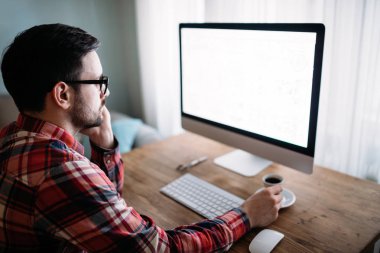 Evde projede çalışan genç çekici Tasarımcısı