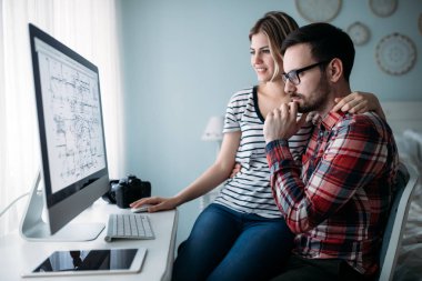 Genç çekici grafik tasarımcıları proje üzerinde birlikte çalışma