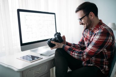 Evde projede çalışan genç çekici Tasarımcısı