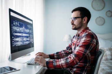 Evde projede çalışan genç çekici Tasarımcısı