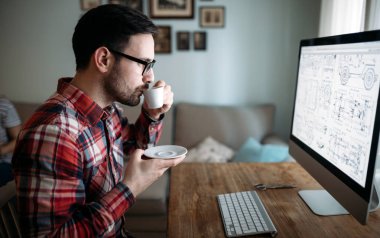 Evde projede çalışan genç çekici Tasarımcısı