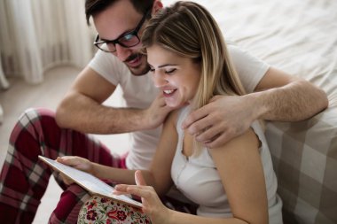 Çekici genç çift aşık dijital tablet kullanma