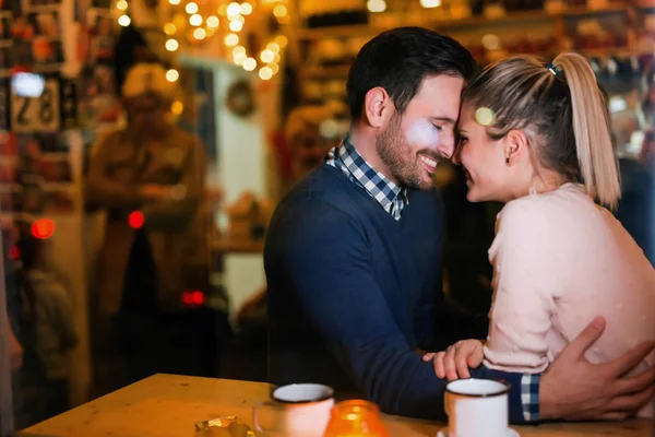 Jeune Couple Attrayant Heureux Sur Date Dans Bar — Photo