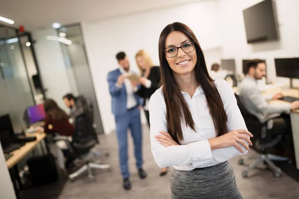 Empresária Posando Cargo Enquanto Outros Empresários Conversam Segundo Plano — Fotografia de Stock