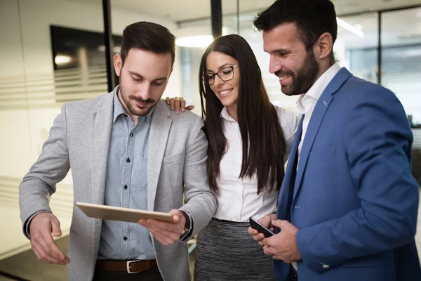 Equipo Jóvenes Colegas Trabajando Juntos Tableta Oficina — Foto de Stock