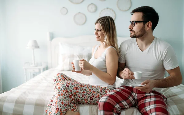 Portrait Jeune Couple Aimant Attrayant Dans Chambre — Photo