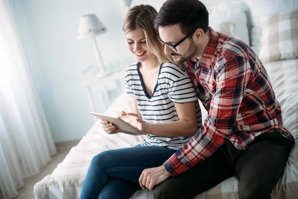 Unga Lyckliga Paret Använder Digitala Tablett Sovrum — Stockfoto