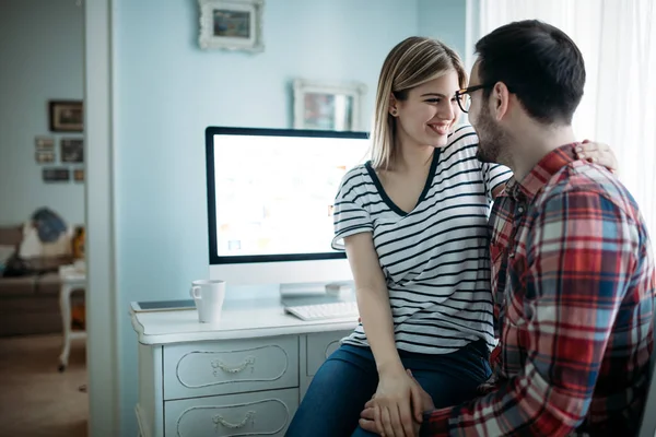 Jonge Aantrekkelijke Grafisch Ontwerpers Samen Werken Project — Stockfoto