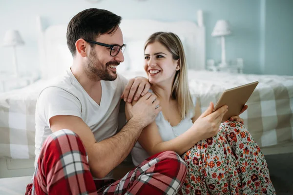 Junges Glückliches Paar Nutzt Digitales Tablet Schlafzimmer — Stockfoto