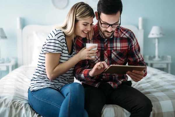 Unga Lyckliga Paret Använder Digitala Tablett Sovrum — Stockfoto