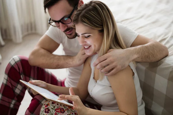 Atractiva Pareja Joven Enamorada Usando Tableta Digital — Foto de Stock