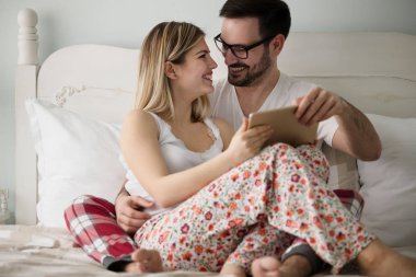 Dijital tablet yatağa kullanma aşık çekici genç Çift