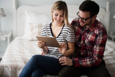 Çekici genç çift aşık dijital tablet kullanma