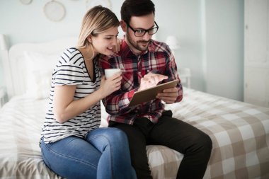 Çekici genç çift aşık dijital tablet kullanma