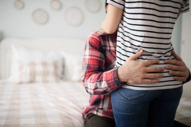 Çekici genç çift yatak odasında sarılma resmi