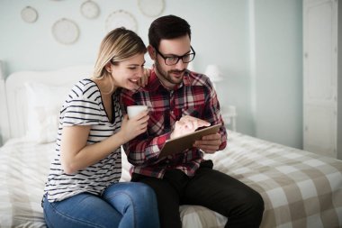 Çekici genç çift aşık dijital tablet kullanma