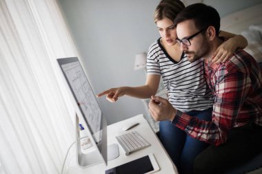 Güzel kadın ve tasarım yapan çekici erkek iş üstünde bilgisayar