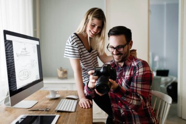 Güzel kadın ve tasarım yapan çekici erkek iş üstünde bilgisayar
