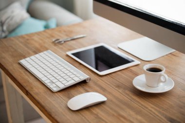 Bilgisayar aksesuarları, makas ve kamera çalışma masası üzerinde resmi