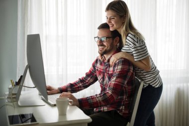 Güzel kadın ve tasarım yapan çekici erkek iş üstünde bilgisayar