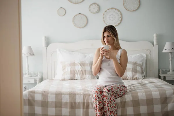 Retrato Jovem Bela Mulher Bebendo Café Cama — Fotografia de Stock