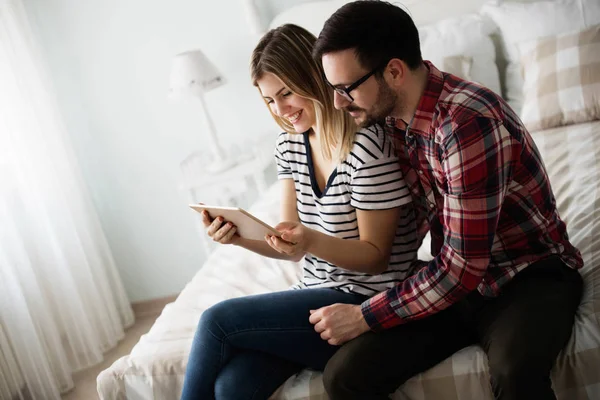 Atractiva Pareja Joven Enamorada Usando Tableta Digital — Foto de Stock