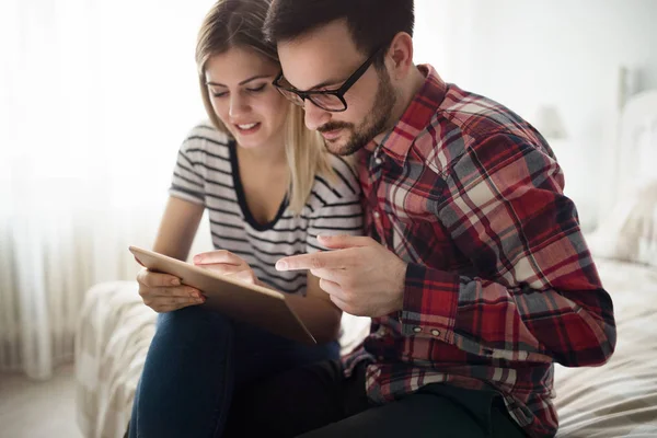 Attrayant Jeune Couple Amoureux Aide Une Tablette Numérique — Photo