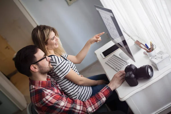 Женщина Привлекательный Мужчина Занимаются Дизайном Компьютере — стоковое фото