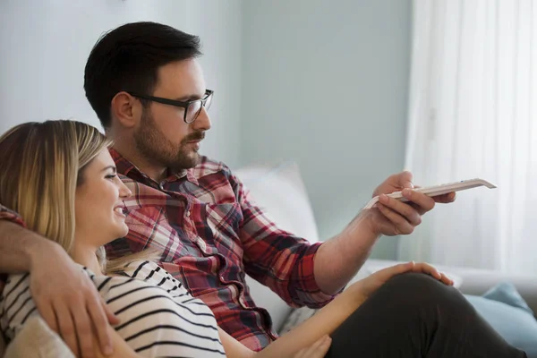 Jeune Couple Attrayant Assis Sur Canapé Regarder Télévision — Photo