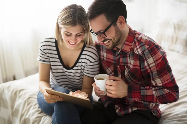 Aantrekkelijke Jonge Paar Verliefd Met Behulp Van Digitale Tablet — Stockfoto