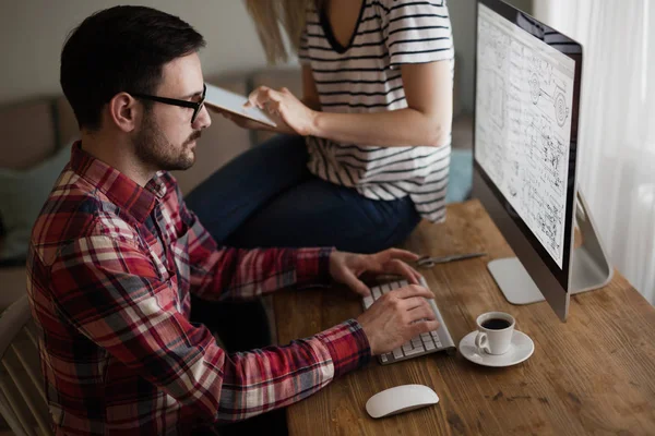 Vacker Kvinna Och Attraktiv Man Gör Design Fungerar Dator — Stockfoto