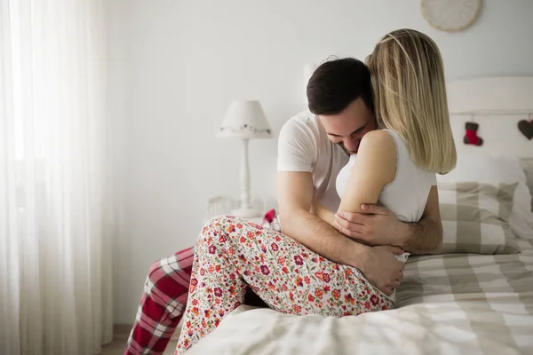 Imagem Jovem Casal Atraente Abraçando Sua Cama — Fotografia de Stock