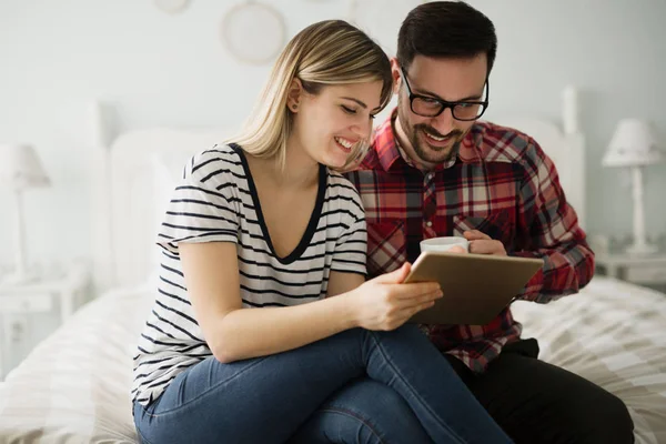 Attraktiva Ungt Par Kärlek Med Hjälp Digitala Tablett — Stockfoto