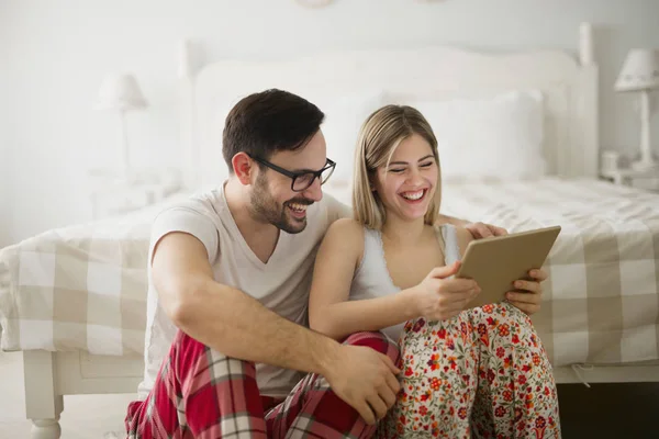 Attraktives Junges Verliebtes Paar Mit Digitalem Tablet — Stockfoto