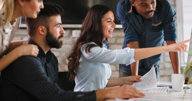 Grup genç tasarımcıların Office ekip olarak çalışma