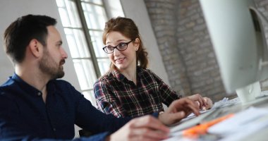 Bilgisayarda çalışan genç attactive tasarımcıları portresi