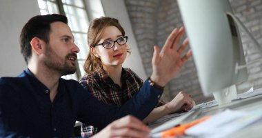 Bilgisayarda çalışan genç attactive tasarımcıları portresi