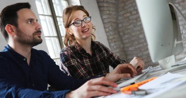 Bilgisayarda çalışan genç attactive tasarımcıları portresi