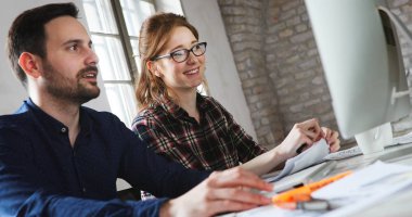 Bilgisayarda çalışan genç attactive tasarımcıları portresi