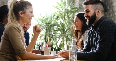 Restoranda iş sosyalleşme dan mutlu genç arkadaşları