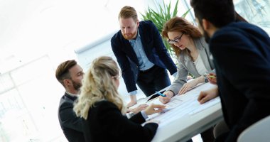 Grup genç Mimarlar proje üzerinde birlikte çalışma