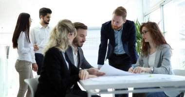 Grup genç Mimarlar proje üzerinde birlikte çalışma